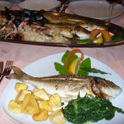 Fliegenfischer fangen nicht nur Fische, sie essen sie auch. Nach jedem Fischertag an der Soca, ist ein Besuch des Hotels Hvala in Kobarid zur Tradition geworden. Im europaweit bekannten Restaurant TOPLI VAL, gibt es  traumhafte Fischgerichte.